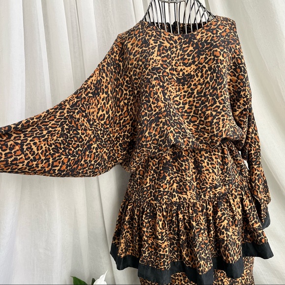 1980s Vintage St. Gillian Silk Leopard Print Dolman Sleeve Dress - Picture 4 of 14